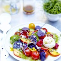 Salade de tomates fruits fleurs et burrata au basilic pourpre