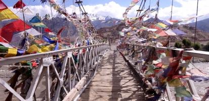 Pont magnifique avec des centaines de drapeaux tibetains